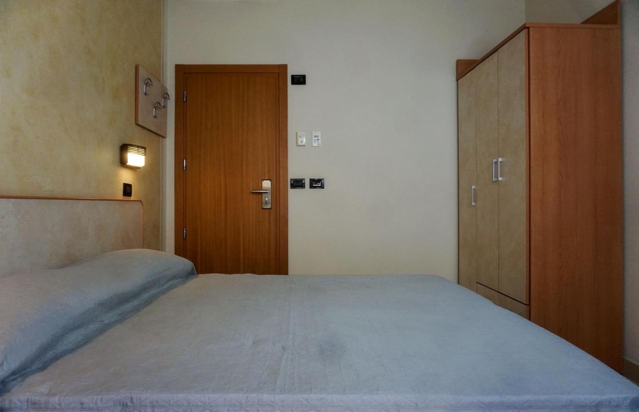 Hotel Londra Ріміні Екстер'єр фото